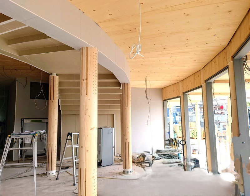 自国のCLTとボヘミアンガラス全面採用、高難度の万博「チェコ館」は大