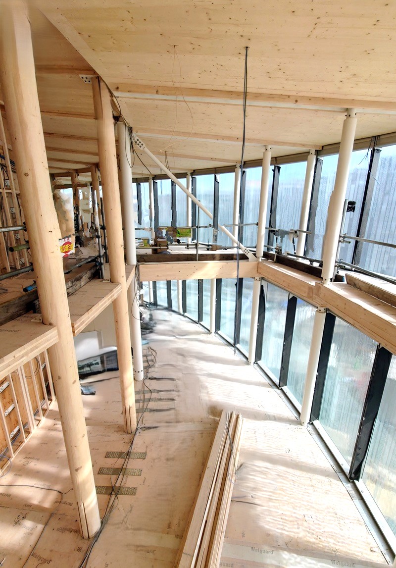 自国のCLTとボヘミアンガラス全面採用、高難度の万博「チェコ館」は大