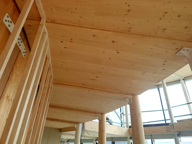 自国のCLTとボヘミアンガラス全面採用、高難度の万博「チェコ館」は大