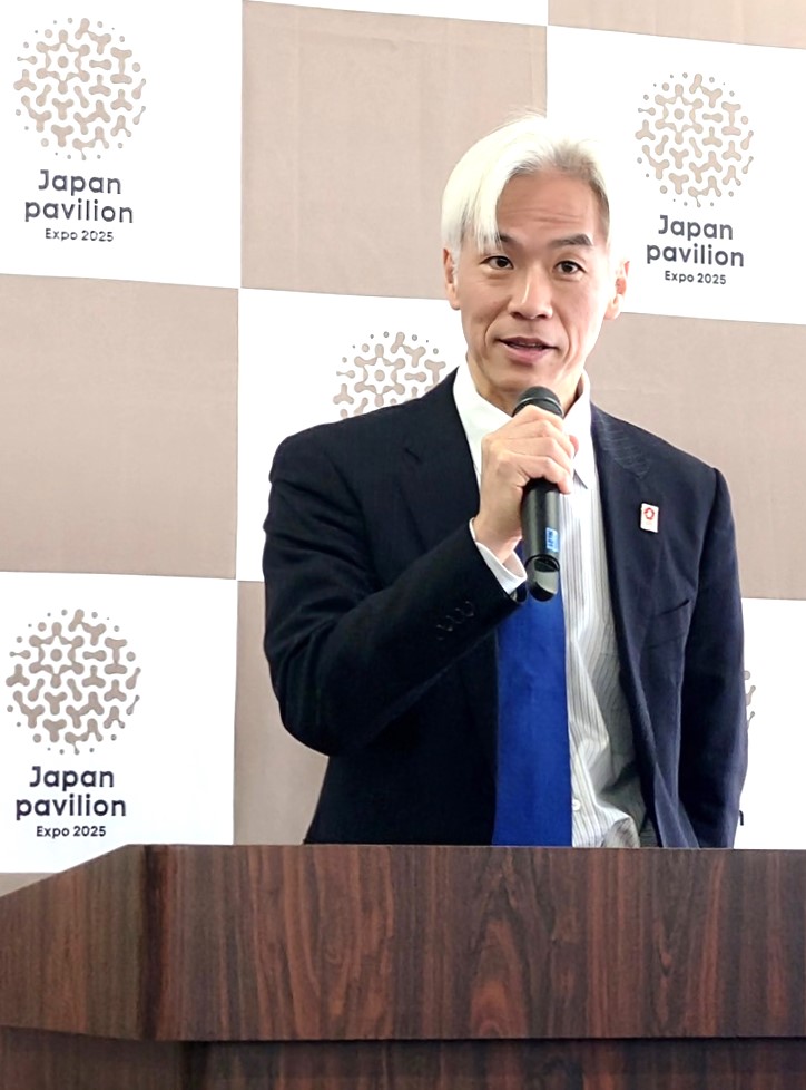 日本館の魅力を語る黒田紀幸館長。「Plant Area（プラントエリア）」「Farm Area（ファームエリア）」「Factory Area（ファクトリーエリア）」の3つを紹介（写真：日経クロステック）