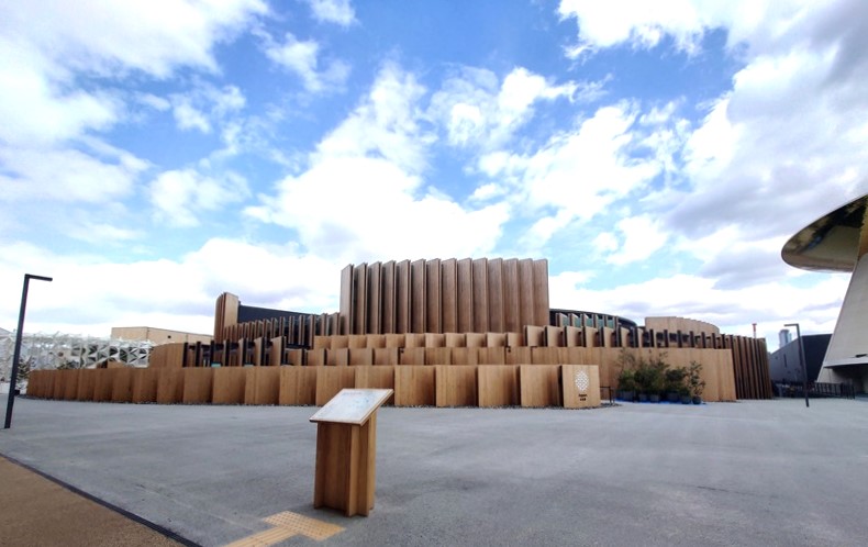 万博「ウーマンズ パビリオン」の白い膜ファサード、ドバイ万博日本館