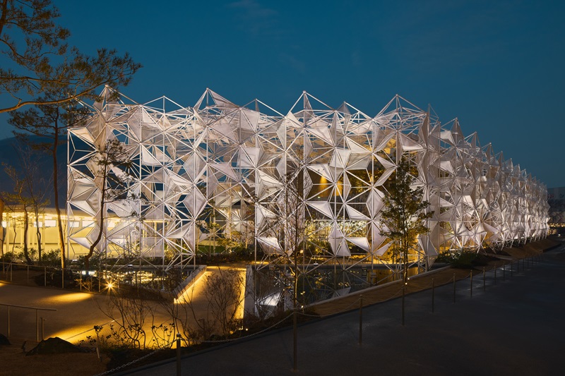 万博「ウーマンズ パビリオン」の白い膜ファサード、ドバイ万博日本館