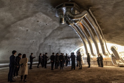 鹿島が公開した「CUCO-SUICOM(クーコスイコム)ドーム」の内部。2025年の大阪・関西万博に向けて、東京都調布市の技術研究所に隣接する敷地に試験施工したものだ(写真:日経クロステック)