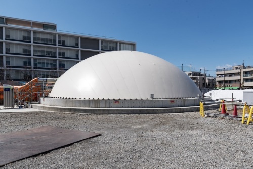 試験施工したCUCO-SUICOMドーム。施工期間は2023年7月から24年2月まで。日本建築総合試験所の建設材料技術性能証明を取得した。性能証明番号は「GBRC 材料証明 第23-01号」だ(写真:日経クロステック)