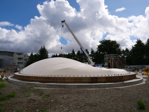 ドーム型のポリ塩化ビニール(PVC)膜を送風機で膨らませ、これを型枠として内側に配筋する。PVC膜は国内で工場製作したものを使う(写真:鹿島)