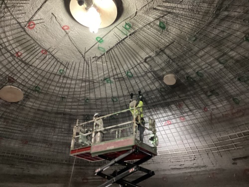 膨らませたPVC膜の内側に断熱材を施工した後、鉄筋を組んでいく(写真:鹿島)