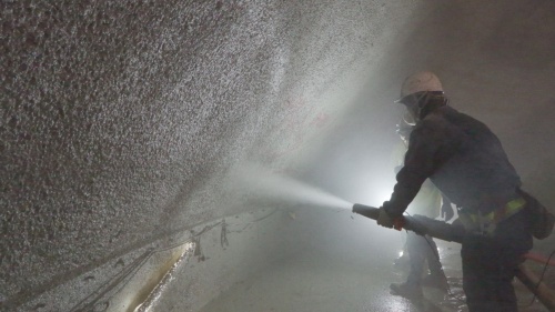 ECMコンクリート、CUCO-SUICOMショットの順でコンクリートを吹き付ける。PVC膜の内部で施工を進めるため、天候の影響を受けにくい(写真:鹿島)
