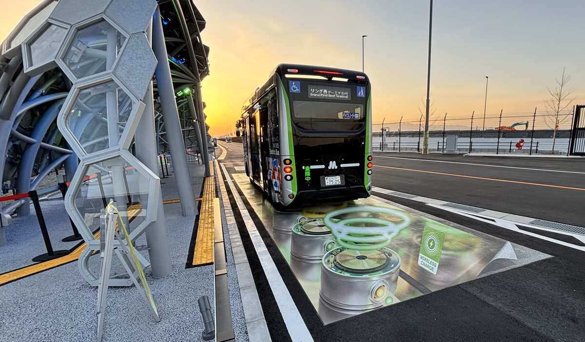 万博で関電らがEVバスの走行中給電、外周道路にコイル埋め込み