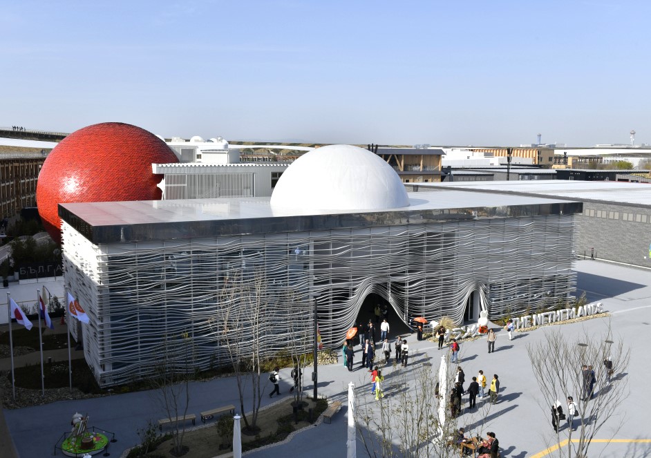 大阪・関西万博の「オランダ館」。基本設計はオランダの建築設計事務所であるRAUが手掛け、実施設計と施工は浅沼組が担当した（写真：生田 将人）