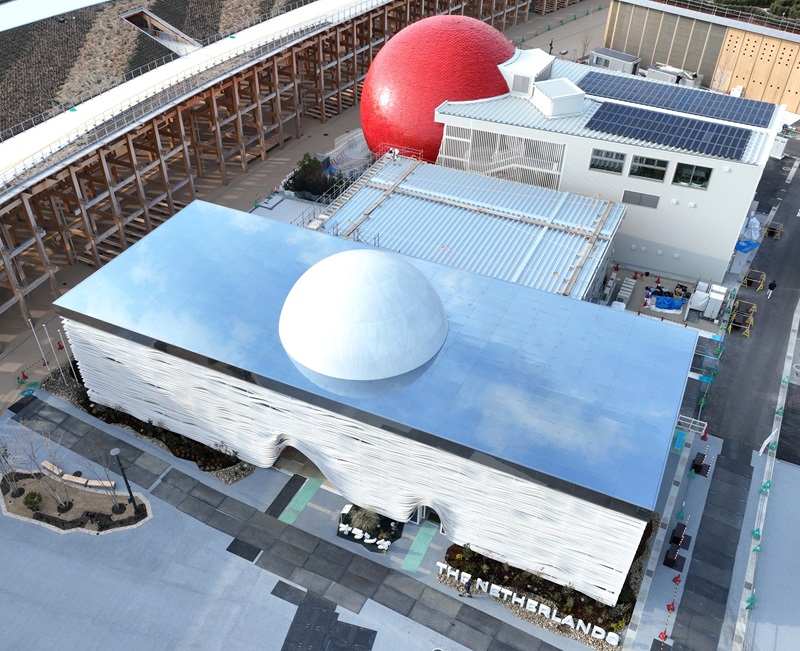上空から見たオランダ館。建物の中央に設置した球体の上半分が屋根から突き出ている。屋根は鏡面状になっており、大屋根リングから見下ろすと、球体が丸く見えるように工夫している。球体の内部はドームシアターになっている（写真：浅沼組）
