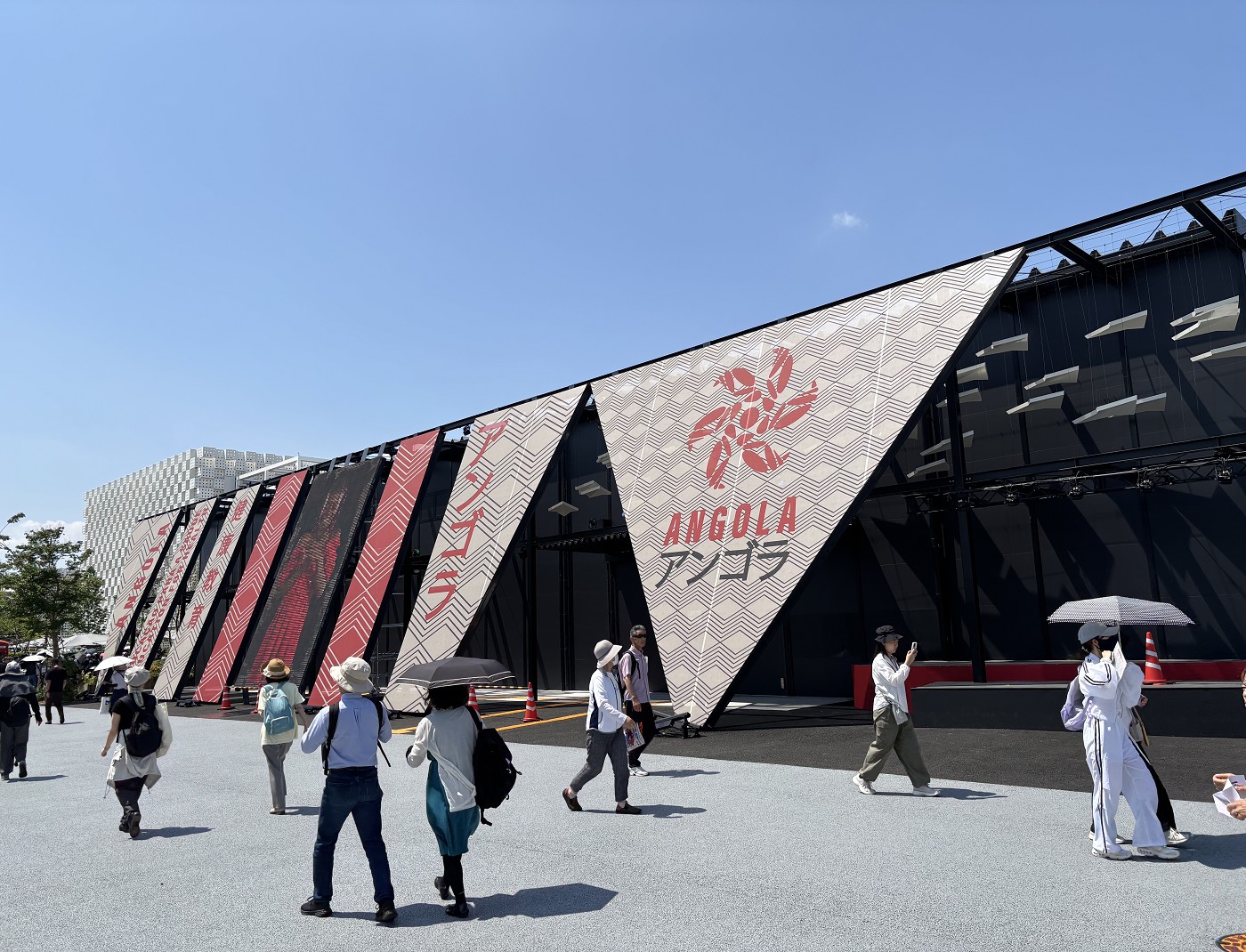 大阪・関西万博のアンゴラ館。「事業を実施するための技術的な調整」を理由に休館が続いている（写真：日経クロステック）
