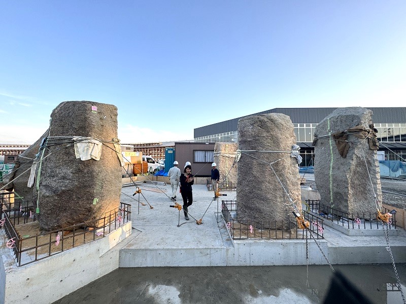 「残念石」が京都から大阪・夢洲へ、万博に巨石建造物のような大迫力のトイレ出現