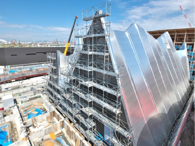 三角形の連なりを覆う銀膜、万博「ガスパビリオン」が涼しいのはお化けの仕業か