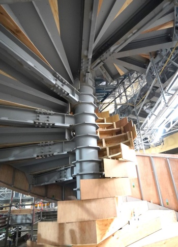 2重らせんをモチーフとした柱。24年7月初旬時点では、柱の周辺に足場が組まれていた(写真:日経クロステック)