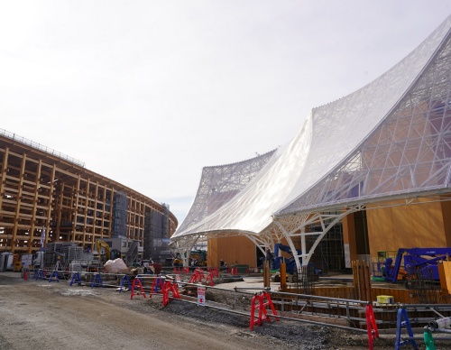 大阪パビリオンは大屋根(リング)のすぐ外側、北東エリアに立つ。夢洲駅にも近い(写真:日経クロステック)