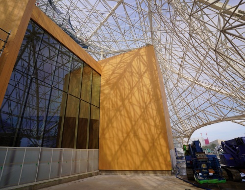 大阪パビリオンの入り口付近から屋根を見る(写真:日経クロステック)