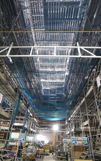 本館棟1階の「アトリウム」を見上げる。足場が組まれていても大空間であることが分かる(写真:日経クロステック)