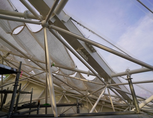 アトリウムの屋根。内部には和紙でつくったシェードを張る(写真:日経クロステック)