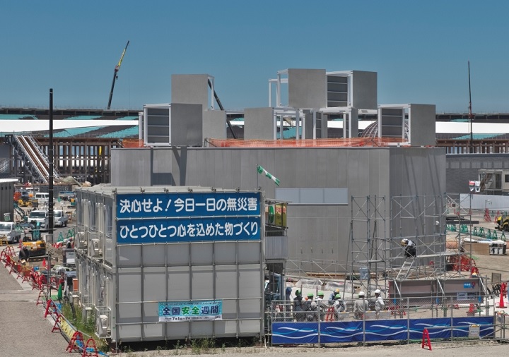 本体の建物にキューブ状の「セル」が配置され始めた（写真：生田 将人）