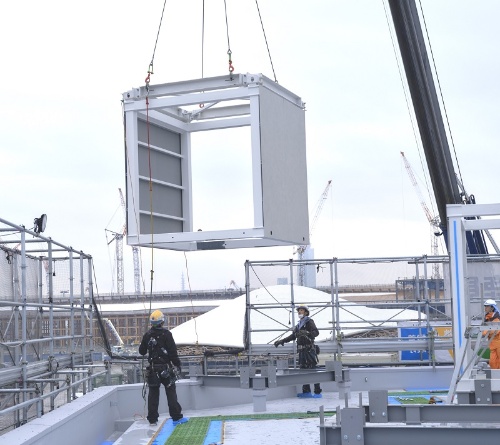 セルを本体の建物の上に配置しているところ(写真:三嶋 一路)