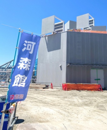 パビリオンの施工は鹿島が手掛ける。河森館ののぼりが立つ(写真:日経クロステック)
