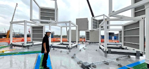 設計者の小野寺匠吾氏。2.4m四方のセルはかなり大きい(写真:2024 Shoji Kawamori/Office Shogo Onodera, All rights reserved.)