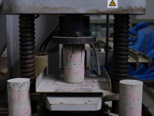 海水練りコンクリートの強度試験(写真:三嶋 一路)