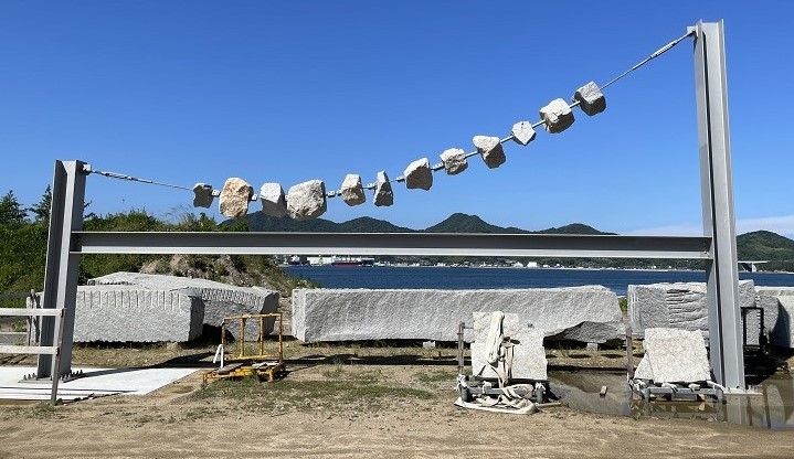 穴を開けた石をケーブルに通してつるす実験の様子（写真：工藤浩平建築設計事務所）