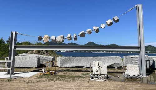 穴を開けた石をケーブルに通してつるす実験の様子(写真:工藤浩平建築設計事務所)