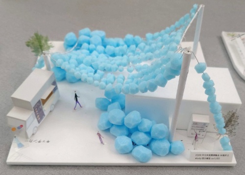 休憩所2の模型。青色の丸いものが石(写真:日経クロステック)