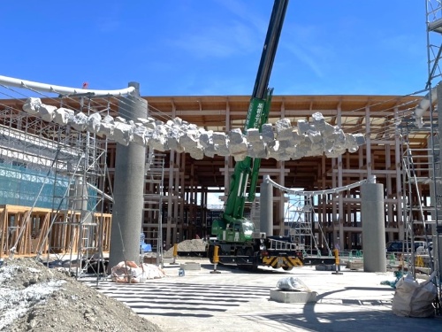 若手20組のうちの1組である工藤浩平建築設計事務所が設計している「休憩所2」の建設現場。2024年8月下旬時点。この写真だけ見ると休憩所には思えないかもしれない(写真:工藤浩平建築設計事務所)