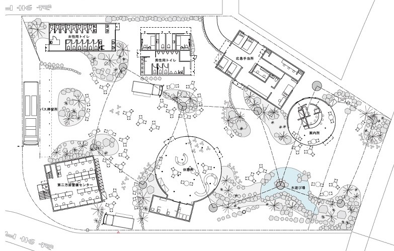 休憩所2の平面図。休憩スペースの他、トイレや案内所などがある（出所：工藤浩平建築設計事務所）