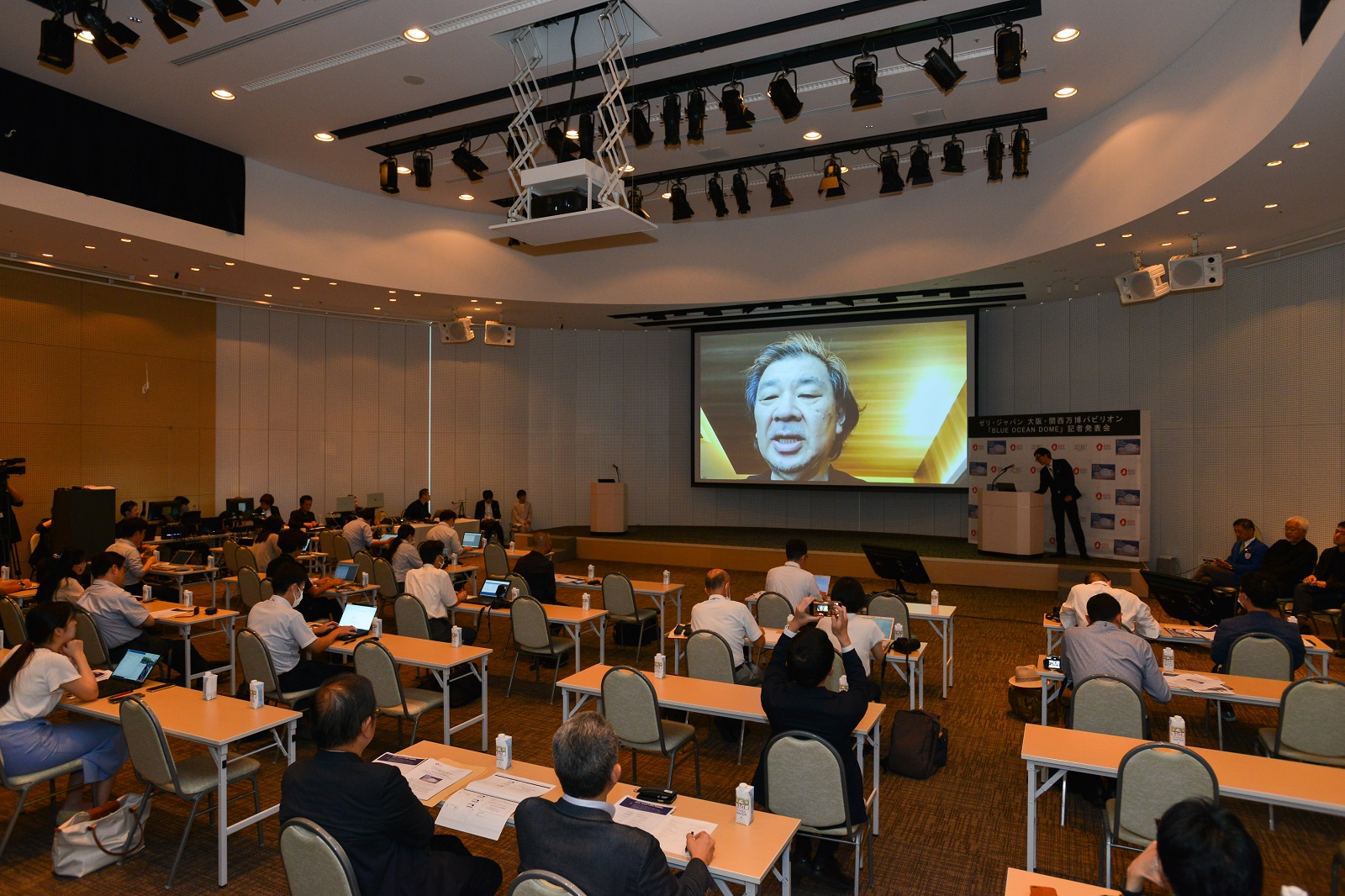 パビリオンを設計する坂茂建築設計の坂氏。会見にはオンラインで参加した（写真：ゼリ・ジャパン）