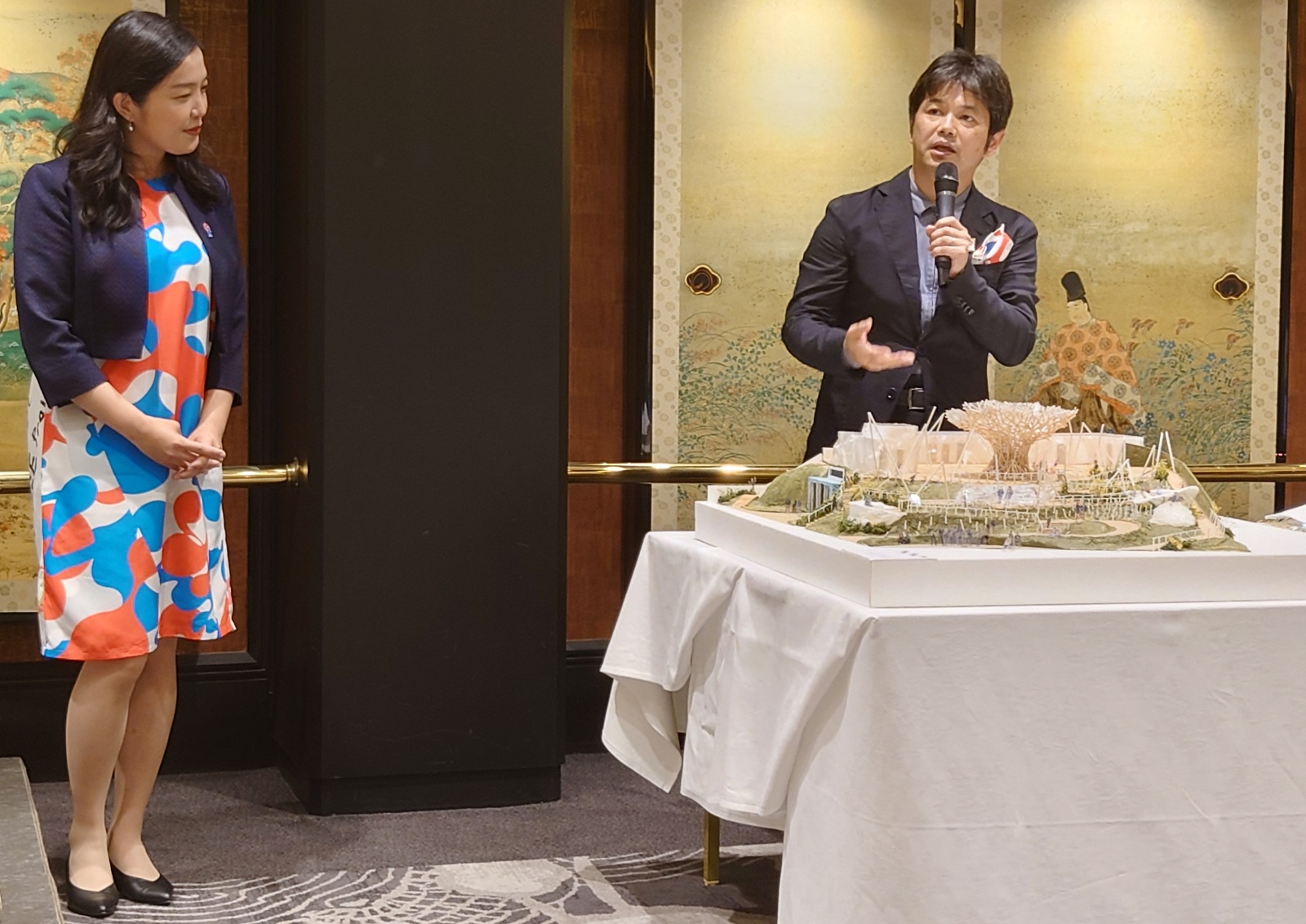 クラゲ館の構造などを模型を使って説明する小堀氏と中島氏（写真：日経クロステック）