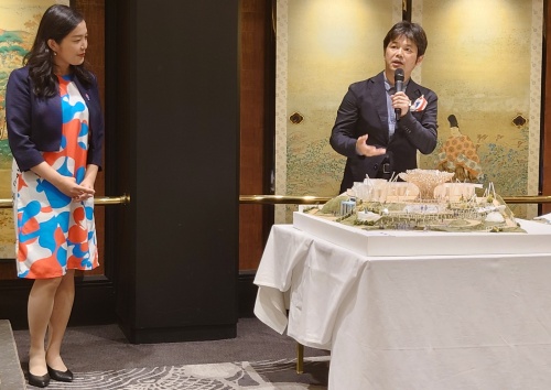 クラゲ館の構造などを模型を使って説明する小堀氏と中島氏(写真:日経クロステック)