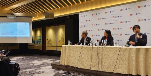 中島氏と小堀氏、高科氏の3人が記者会見に出席した(写真:日経クロステック)