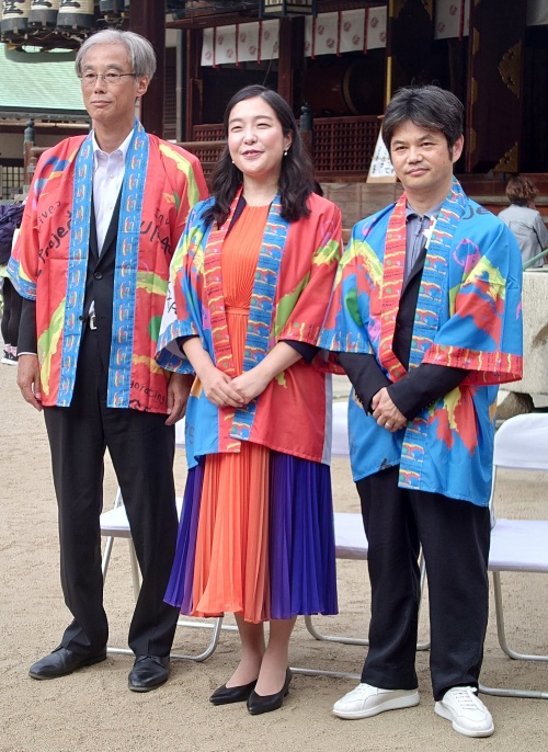 大阪天満宮でパビリオンの安全祈願祭を開催した。中央がテーマ事業プロデューサーの中島さち子氏、右がパビリオンの基本設計を担当している小堀哲夫氏、左が2025年日本国際博覧会協会の高科淳副事務総長。関係者はそろいの法被を着て士気を高めた(写真:日経クロステック)