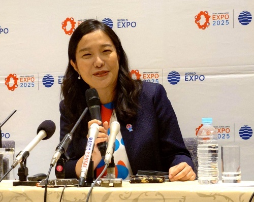 テーマ事業プロデューサーの中島氏は、ジャズピアニスト(作曲家)で数学研究者、STEAM(科学・技術・工学・芸術・数学)教育者、steAmのCEO(最高経営責任者)と多彩な顔を持つ。特に教育分野に詳しい。会見中は常に笑顔だった(写真:日経クロステック)