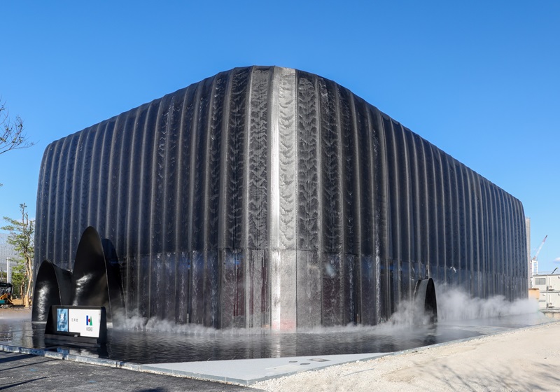 滝の水膜に覆われた真っ黒な万博パビリオン「石黒浩館」、長谷工が建物