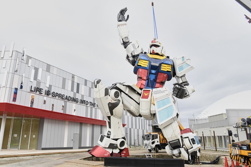 万博パビリオンで17mガンダムの「上頭式」、バンダイナムコが宇宙の暮らし展示 | 日経クロステック（xTECH）