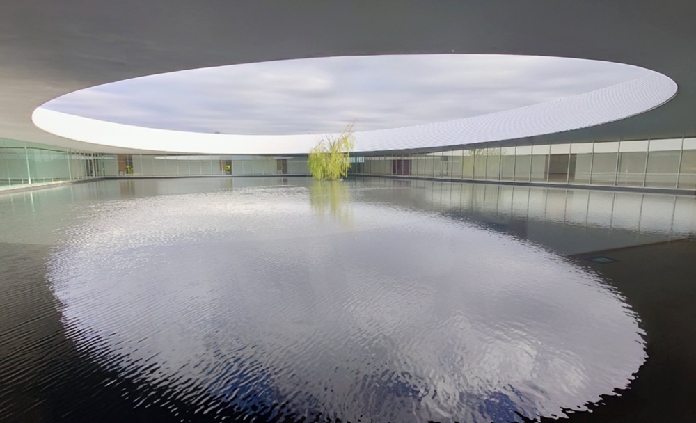 空を切り取る屋根と水盤の「迎賓館」、大阪・関西万博閉幕後に取材許可