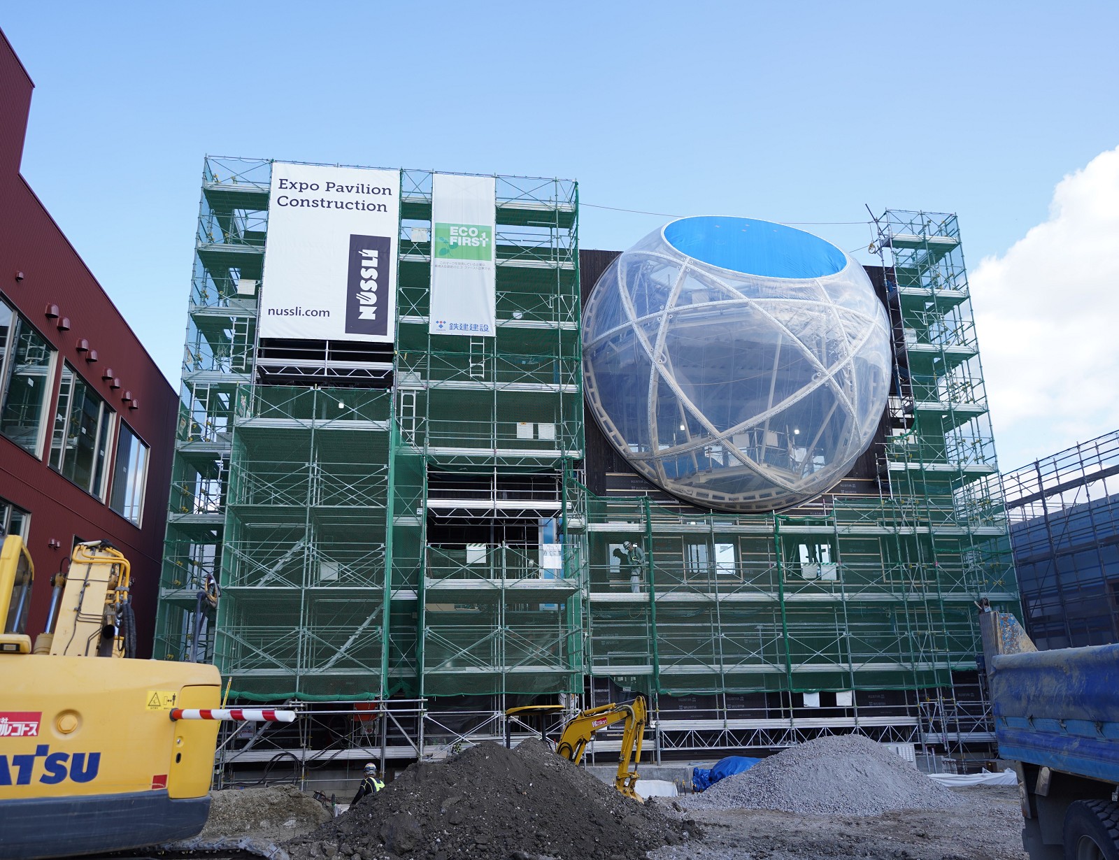 建設中の海外パビリオン「スイス・パビリオン」。オフィスがある4階に透明な球体が見える（写真：日経クロステック）