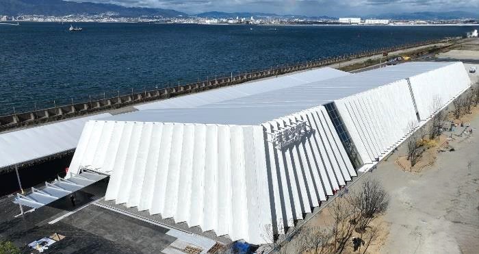 未来社会ショーケース事業「フューチャーライフ万博・未来の都市」のパビリオンの外観。すぐ裏手に大阪湾が広がる、最も海に近いパビリオン（写真：EXPO2025、2025年日本国際博覧会協会）