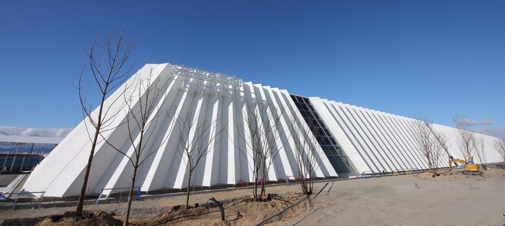 折り紙のように山と谷の折り目（プリーツ）を付けて外観の陰影を強調（写真：EXPO2025、2025年日本国際博覧会協会）