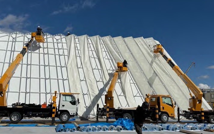 外装膜の施工風景（写真：EXPO2025、2025年日本国際博覧会協会）