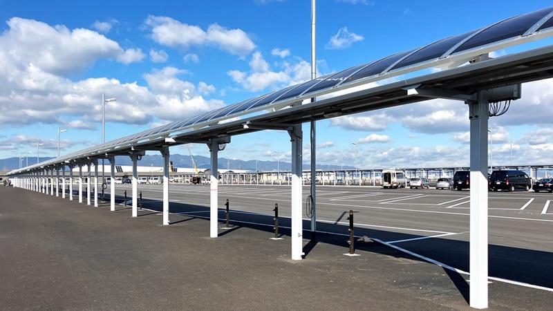 バス停の屋根250mにペロブスカイト太陽電池を設置（写真：2025年日本国際博覧会協会）