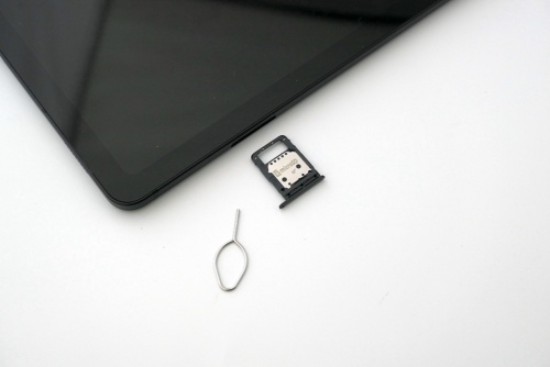 microSDカード（最大1TB）を装着可能
