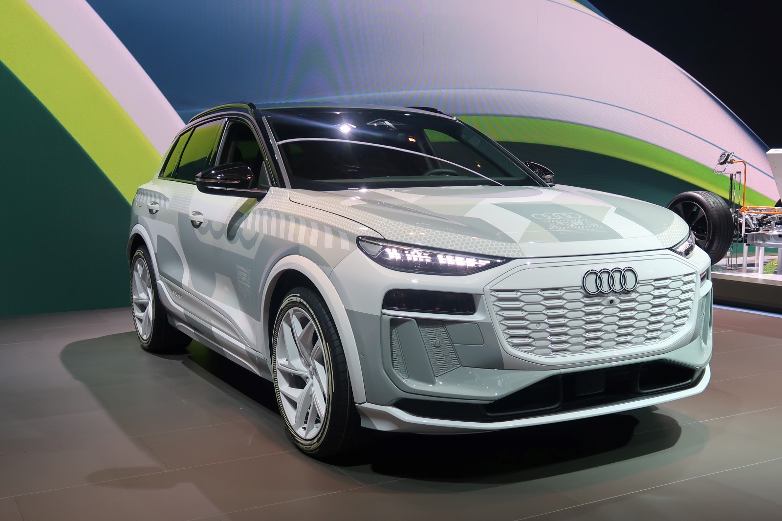 アウディの新型EV「Q6 e-tron」、ポルシェとの共同開発PF初採用で800V 