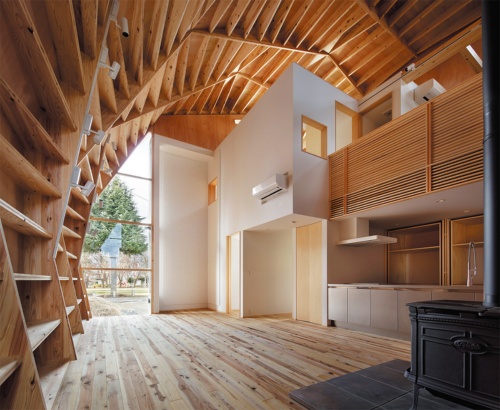 東側から室内を見渡す。屋根架構にはCLT(直交集成板)と同様の構造を持つスギ3層クロスパネル「Jパネル」から切り出した部材と、仕上げ材を兼ねる合板部材を用いた(写真:繁田 諭)