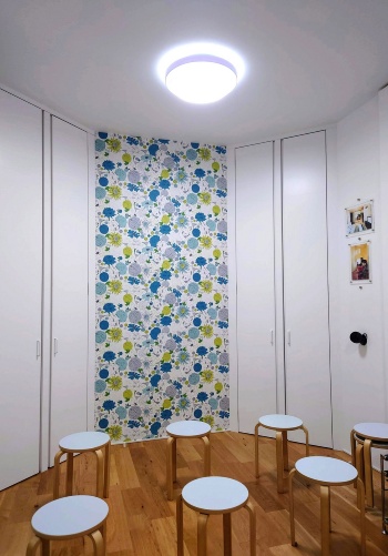 白を基調とした部屋の内部(写真:日経クロステック)